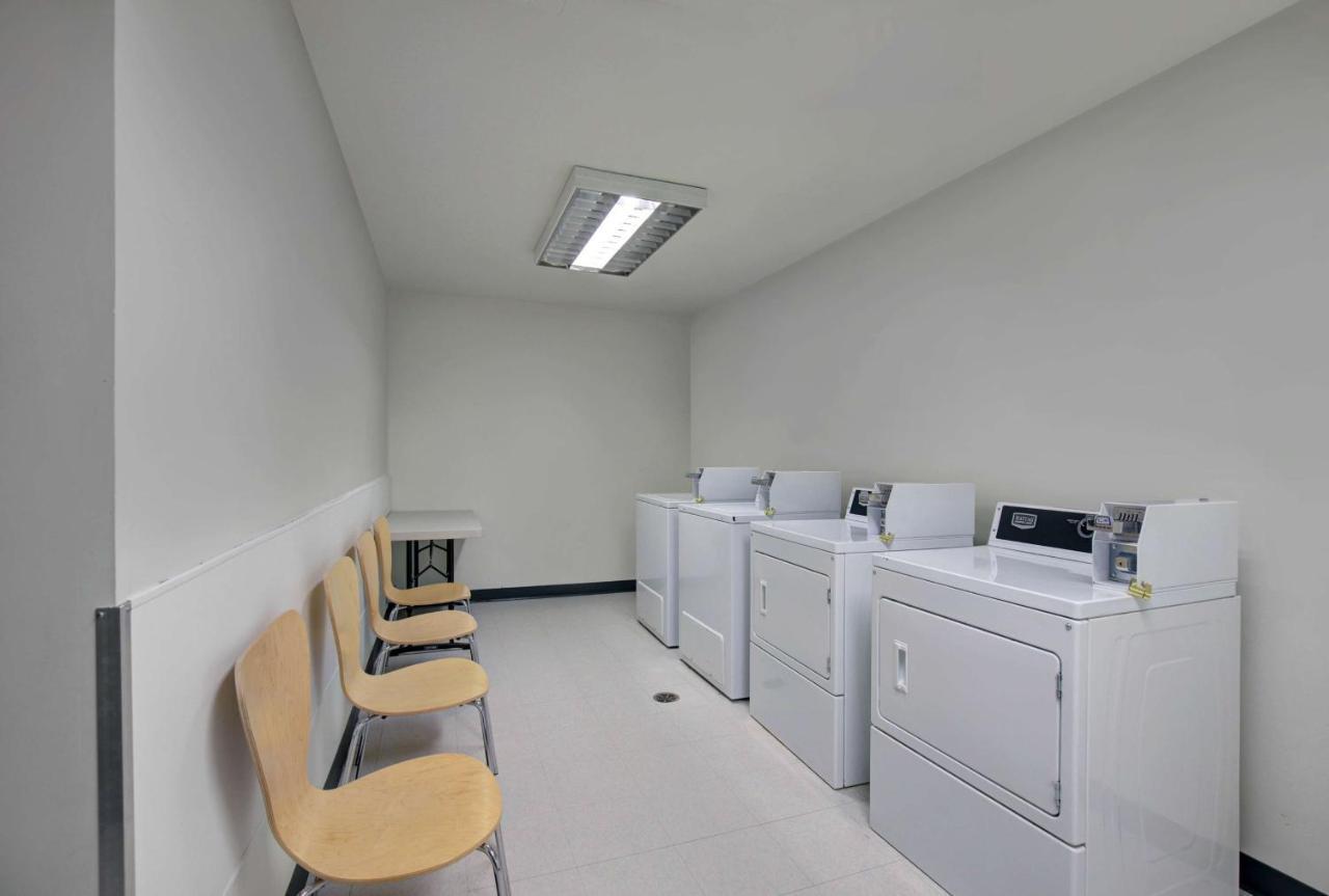 Motel 6 Airdrie Zewnętrze zdjęcie