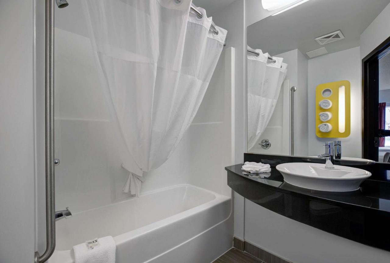 Motel 6 Airdrie Zewnętrze zdjęcie